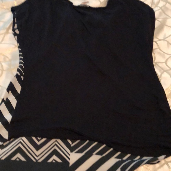 Bundle Blk/Wht tops both MD - Picture 5 of 8